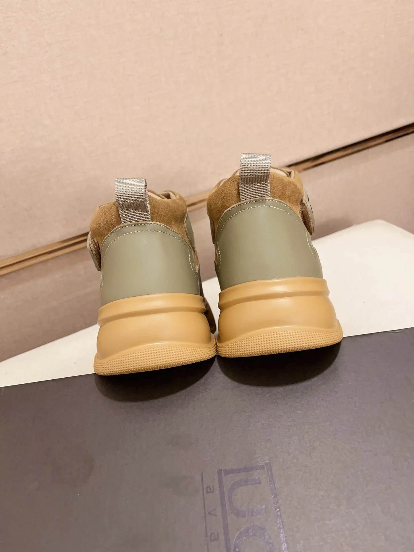 Factory Price: 380 Men's Men's Shoes💰North American Men's Shoes Ugg ☃️In the special sale of new high-quality men's shoes and snow boots in autumn and winter, the nemesis of extreme cold weather! Made of cowhide leather, merino wool lining, and original outsole, whether driving, outdoor or daily wear, there is always one that suits you! Code number 39-44